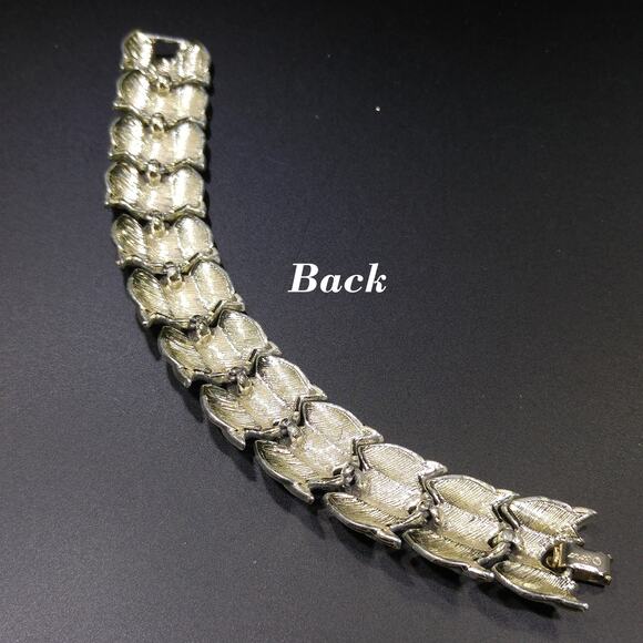 Vintage Coro 1950s Gold Tone Wide Link Bracelet, Textured Smooth Links - Picture 6 of 10